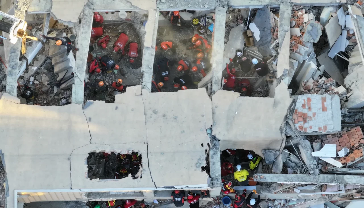 Enkaz başında acı ve umut: 7 katlı bina gözlerimin önünde yıkıldı