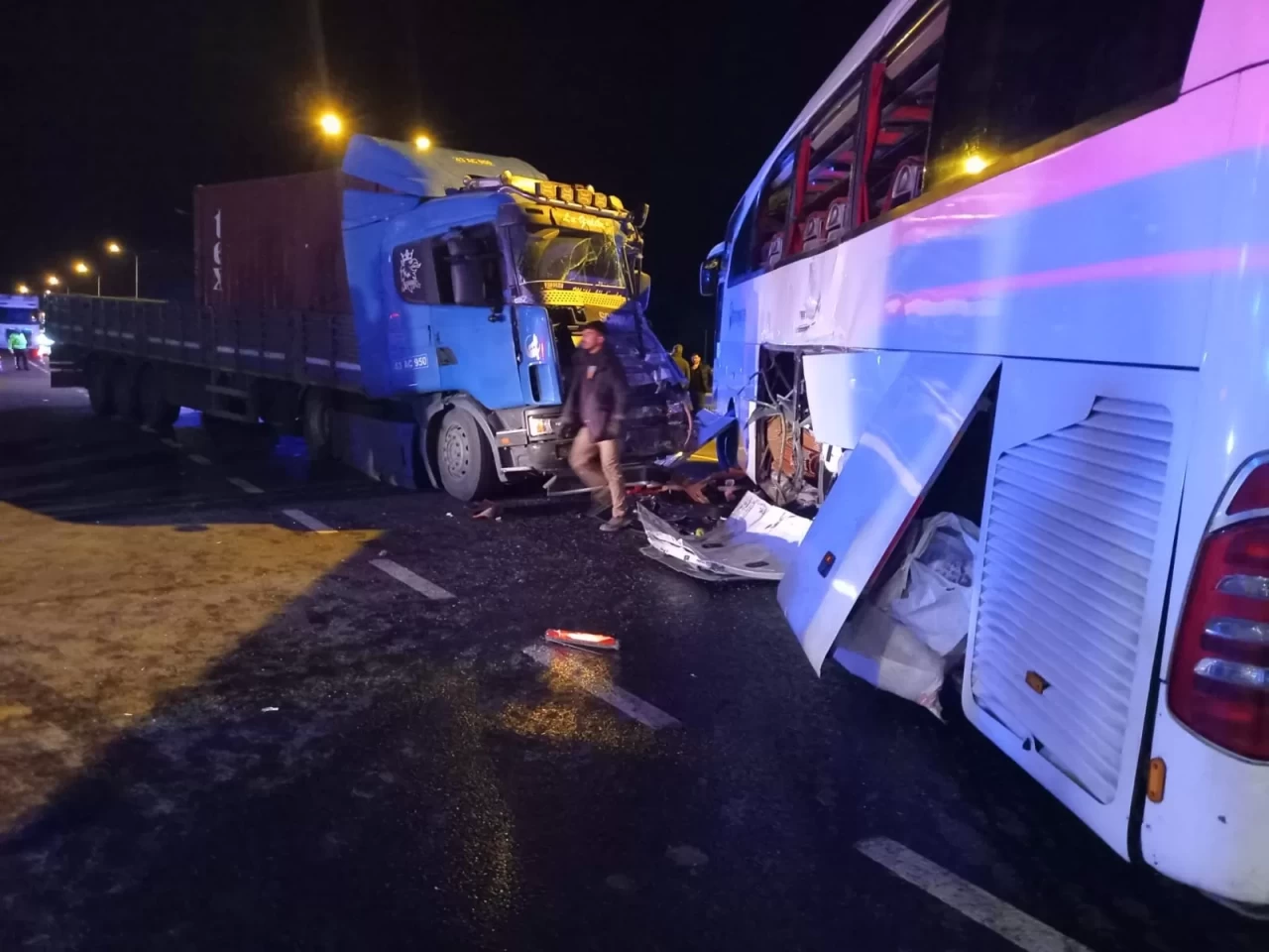 Bozüyük’te otobüs ile tır çarpıştı: 20 yaralı