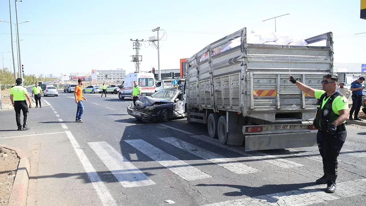 Diyarbakır'da 6 araç birbirine girdi, 12 kişi yaralandı