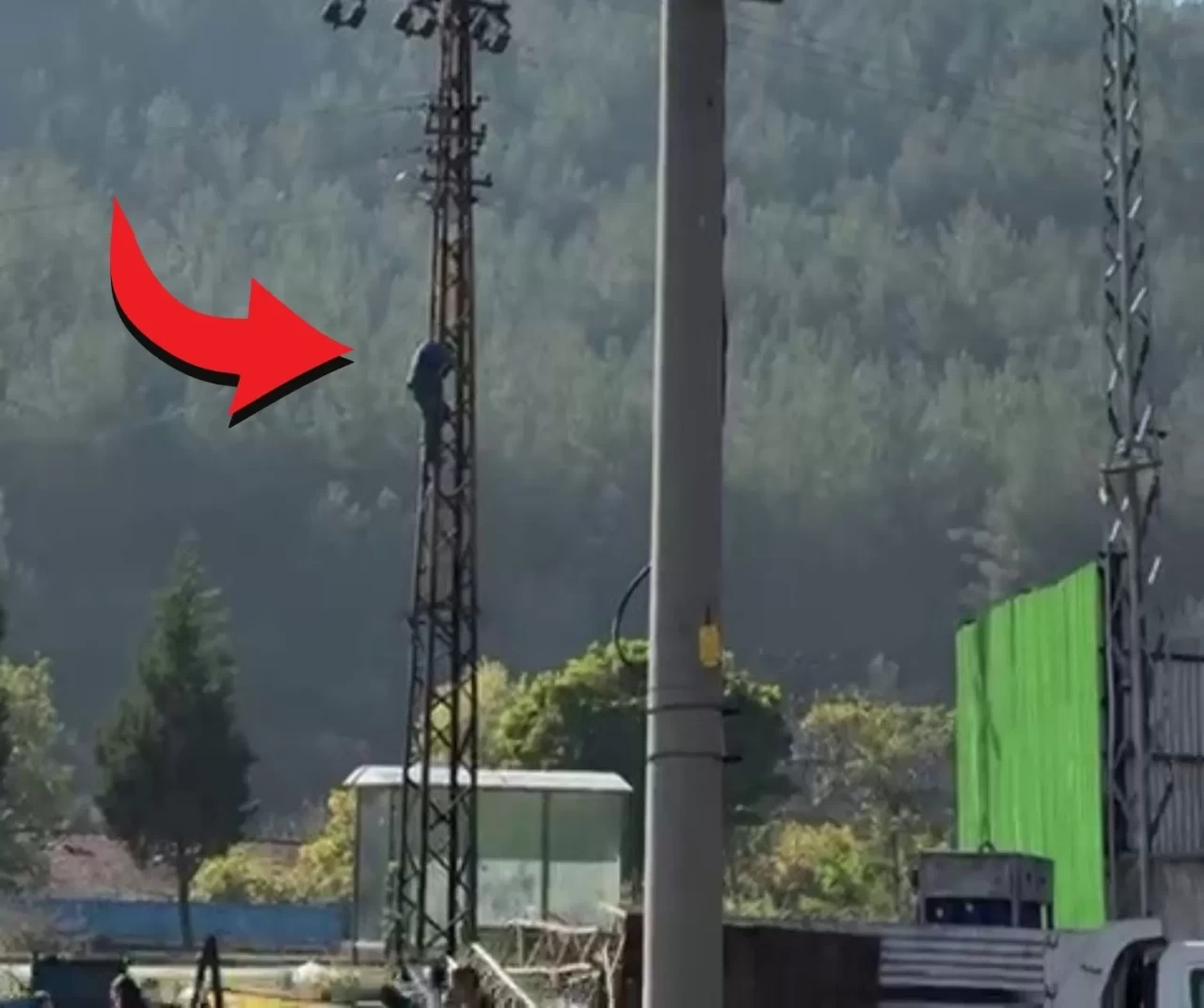 Karabük’te trafik cezasına öfkelenen sürücü direğe tırmandı! Sanayi sitesinde gergin anlar