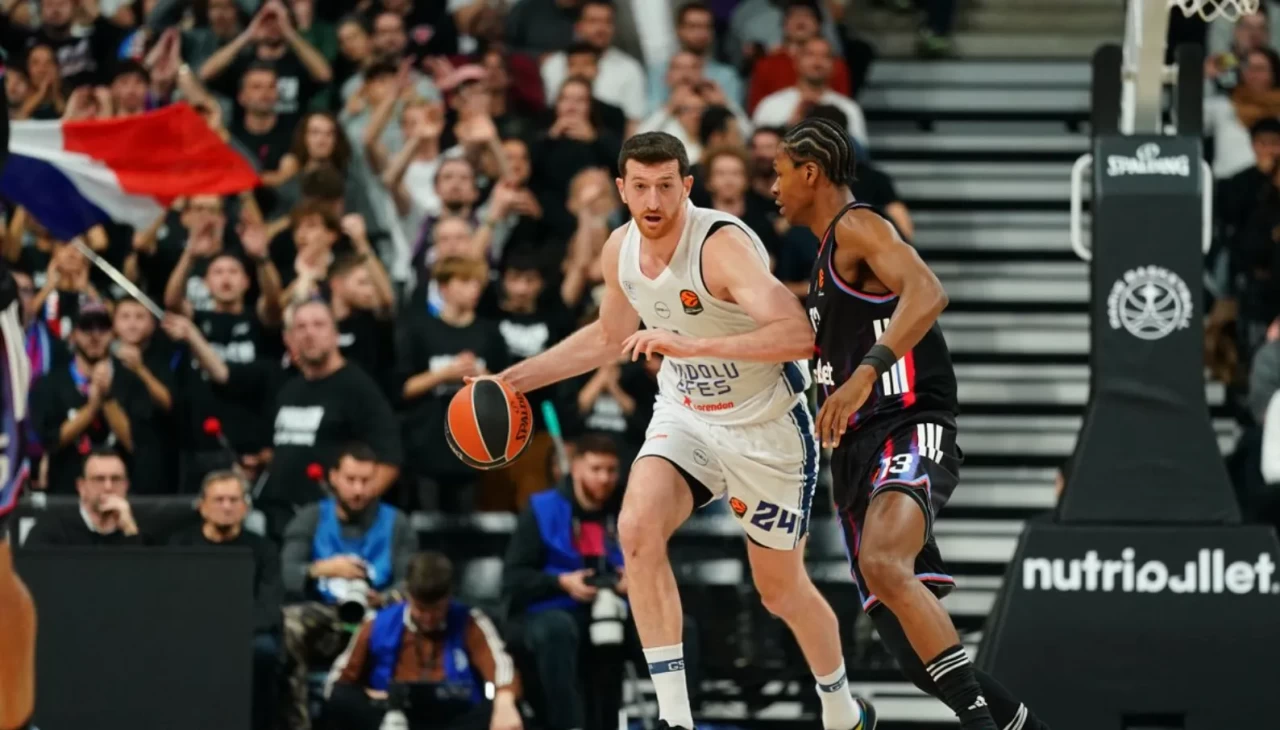 Anadolu Efes, Paris deplasmanından galibiyetle döndü