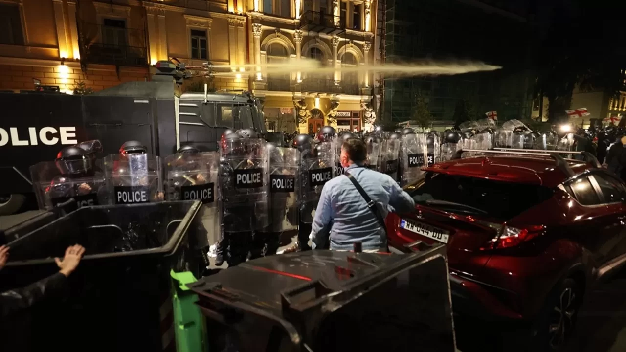 Gürcistan'da polis, Cumhurbaşkanlığı Sarayı'nı ele geçirmeye çalışan göstericilere müdahale etti