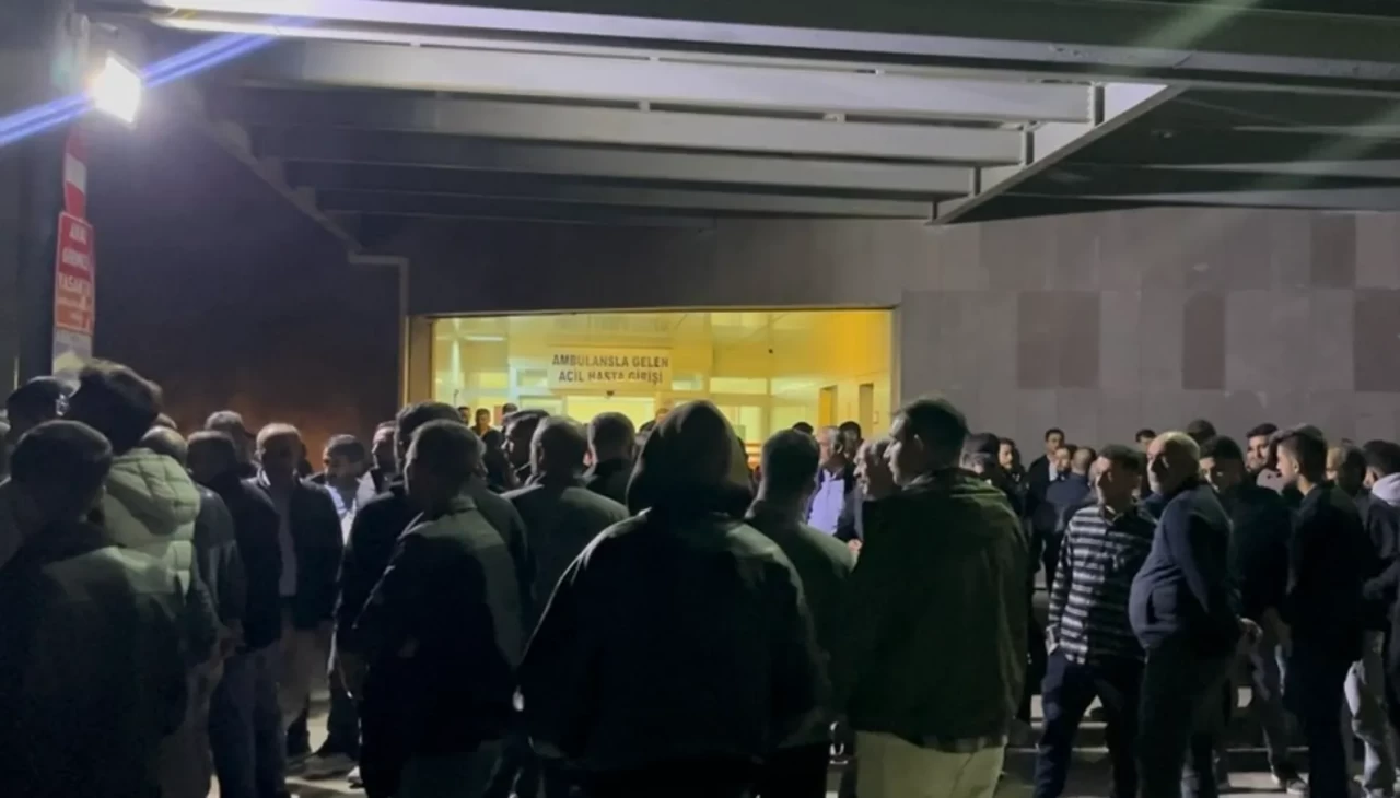 Bursa’da göçük altında kalarak hayatını kaybeden iki kardeşin yakınları hastaneye akın etti