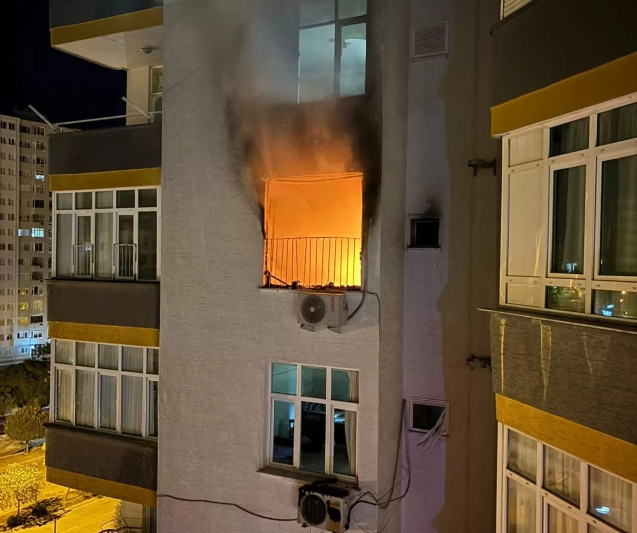 Adana’da 7. kattaki dairede korkutan yangın!