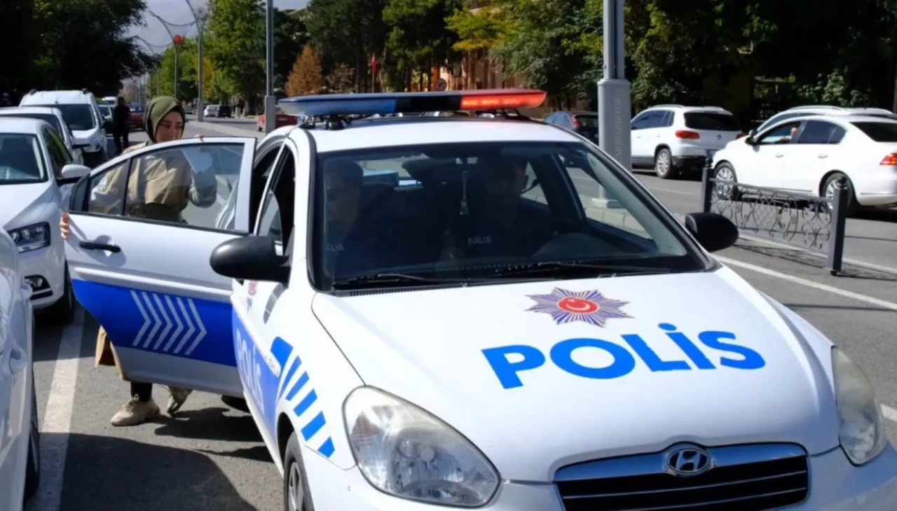 Erzincan’da ekip aracı takla attı: 3 polis yaralandı