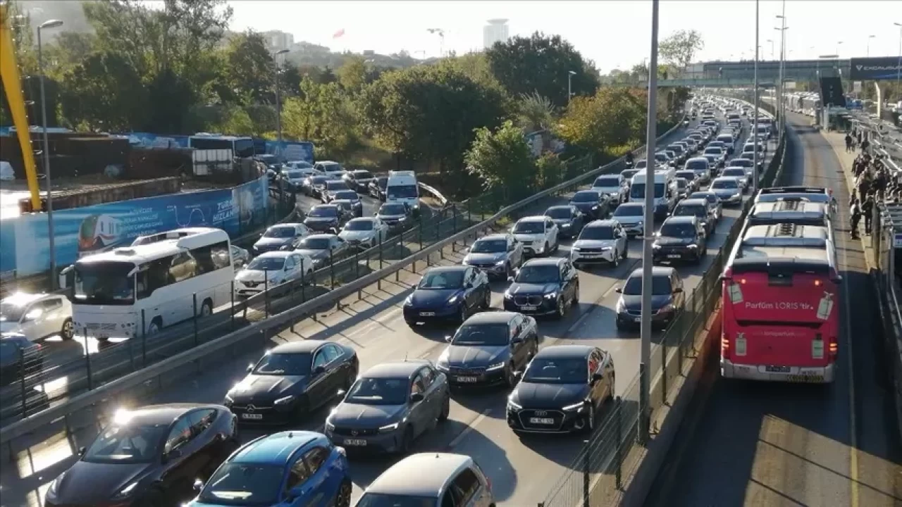 İstanbul'da akşam saatlerinde trafik yoğunluğu yaşanıyor
