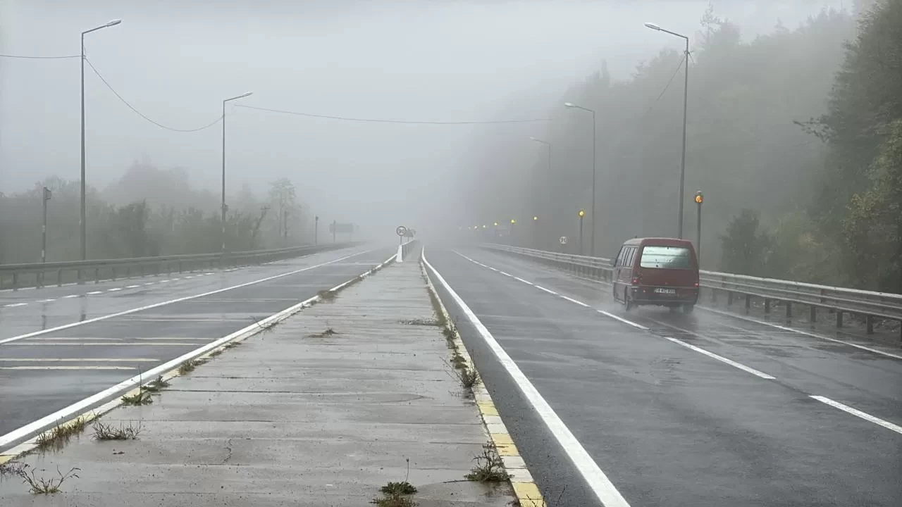 Bolu Dağı'nda sağanak ve yoğun sis! Görüş mesafesi 30 metreye kadar düştü