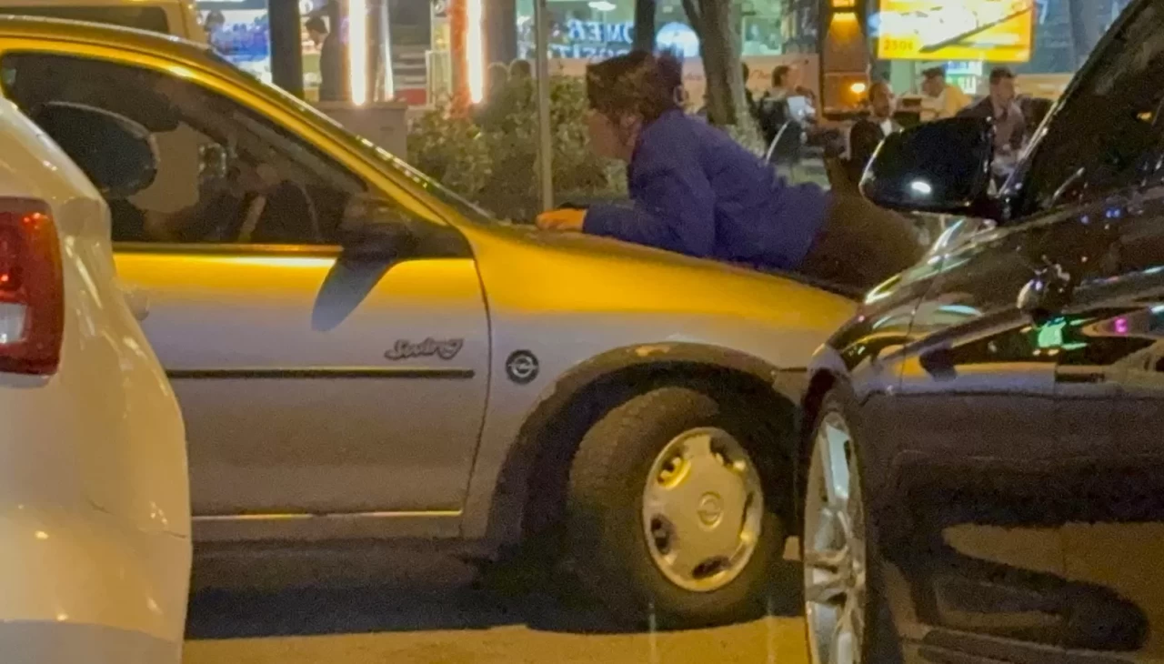 Kocasıyla tartışan kadın otomobilin kaputuna yattı