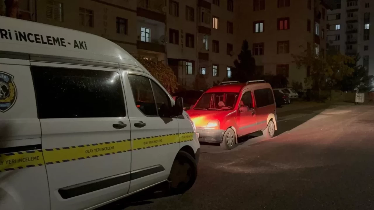 Kayseri'de husumetlisinin kapısına tüfekle ateş edip kaçtılar: 2 şüpheli yakalandı