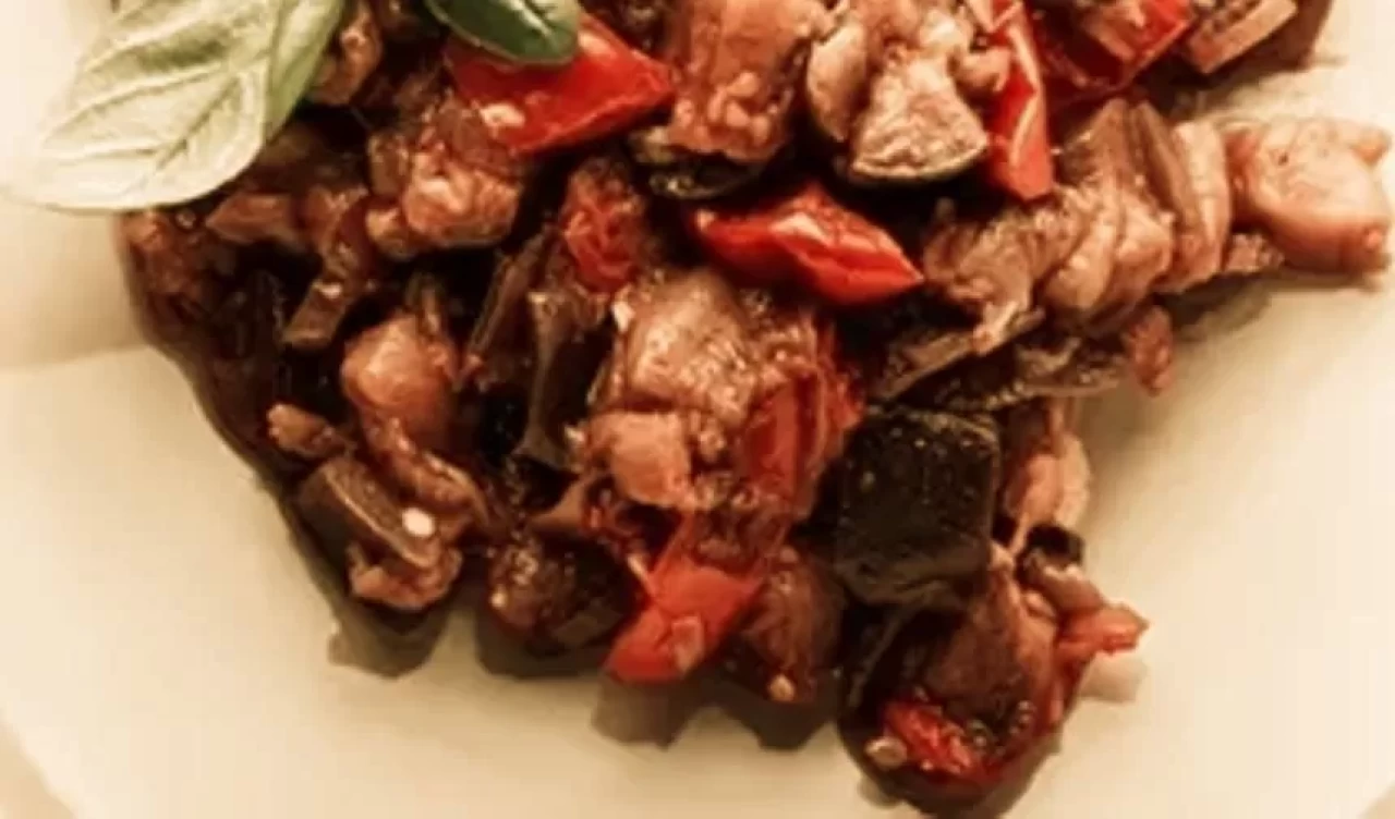 Sofralarınızı şenlendirecek zeytinyağlı patlıcan tarifi