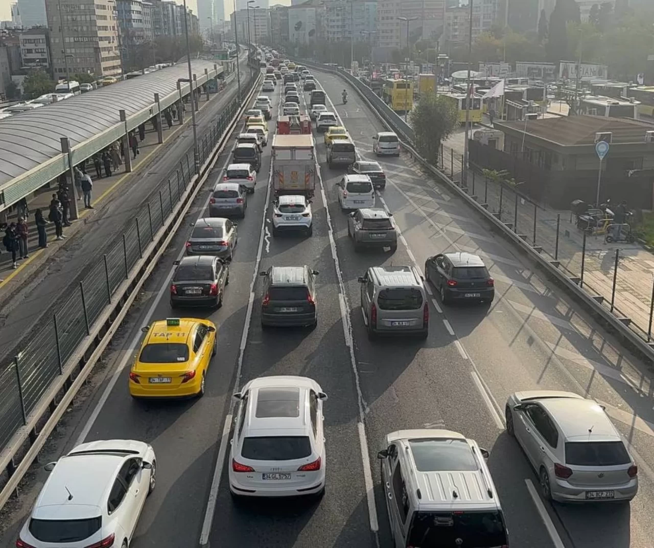 İstanbul’da sabah trafiği kilitlendi! Yoğunluk yüzde 64’e ulaştı (23 Ekim 2025)