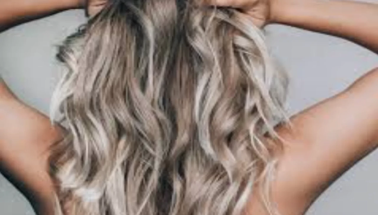 2025’in en popüler saç rengi tekniği! Brushlight ile ışıl ışıl görünüm