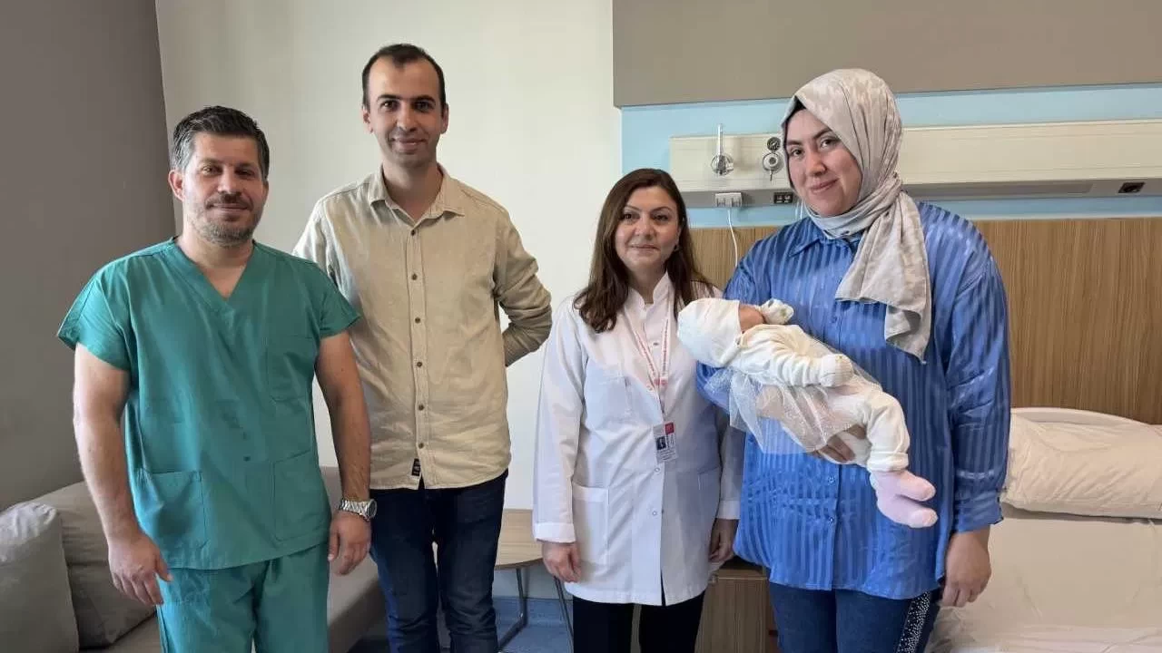 Bebeğe kıkırdak dokusundan "iman tahtası" yapıldı