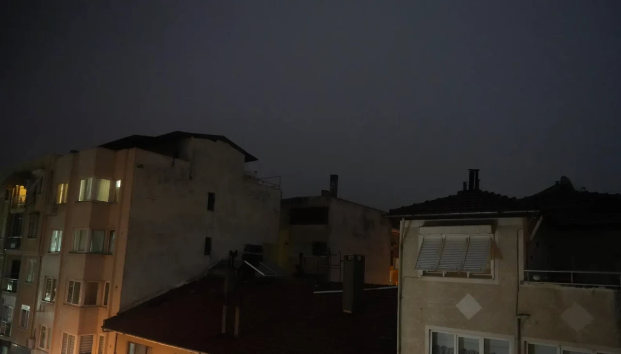 6.1'lik Sındırgı depremi Marmara'yı salladı! Valiliklerden peş peşe açıklama geldi