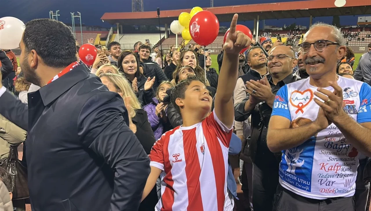 Çanakkale’de lösemiyi yenen Gencay için gökyüzü balonlarla renklendi