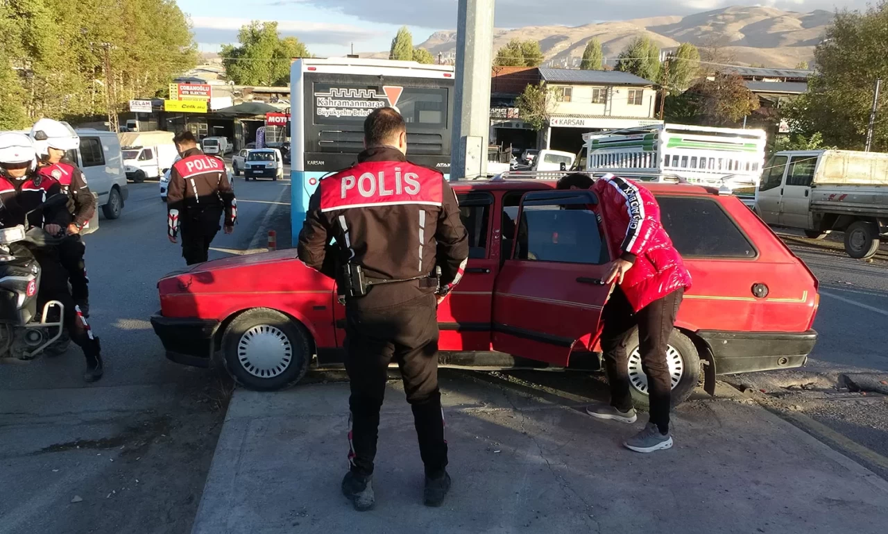 Polisin "dur" ihtarına uymadı, kaçarken kaza yaptı: Araçta uyuşturucu ele geçirildi