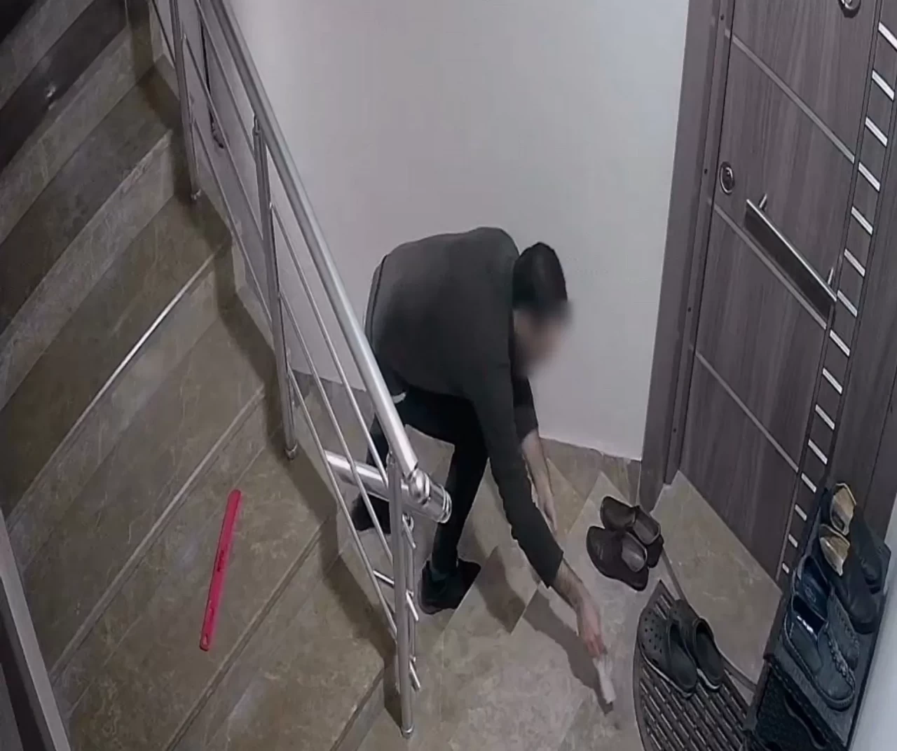 Komşularına dehşeti yaşattı! Üst komşusuna hayvan pisliği ve yağ döküp araçlarına zarar verdi