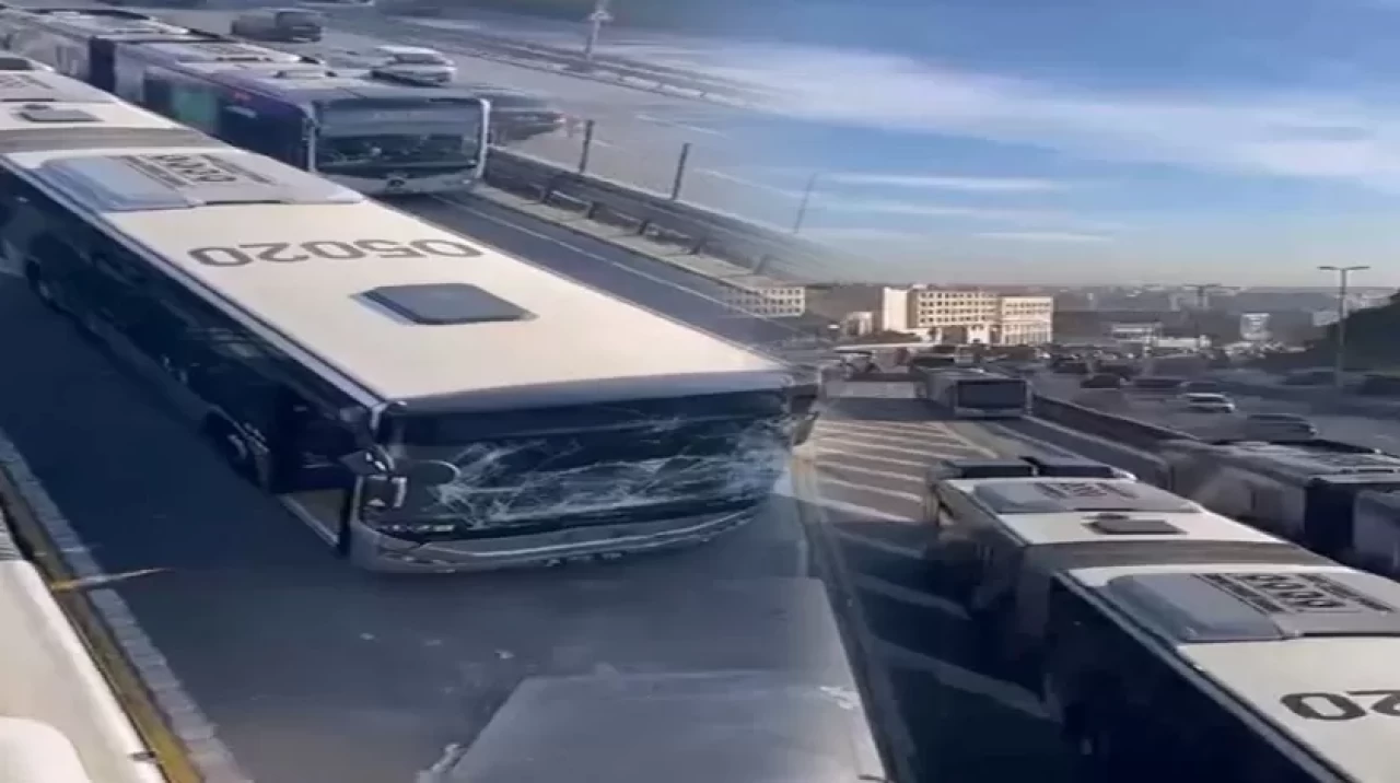 İstanbul'da iki metrobüs çarpıştı