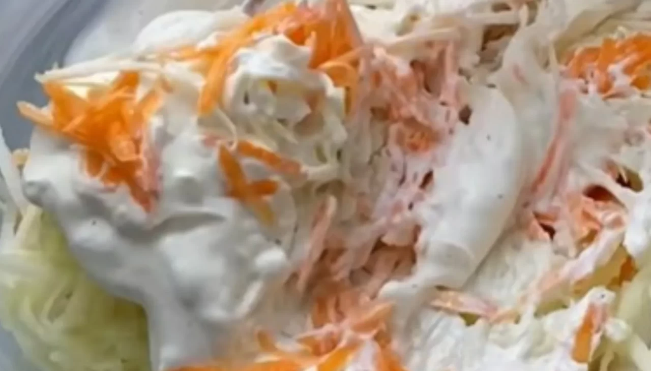 Bu salata sofralarınızı şenlendirecek! Yeşil elmalı yoğurtlu lahana salatası tarifi