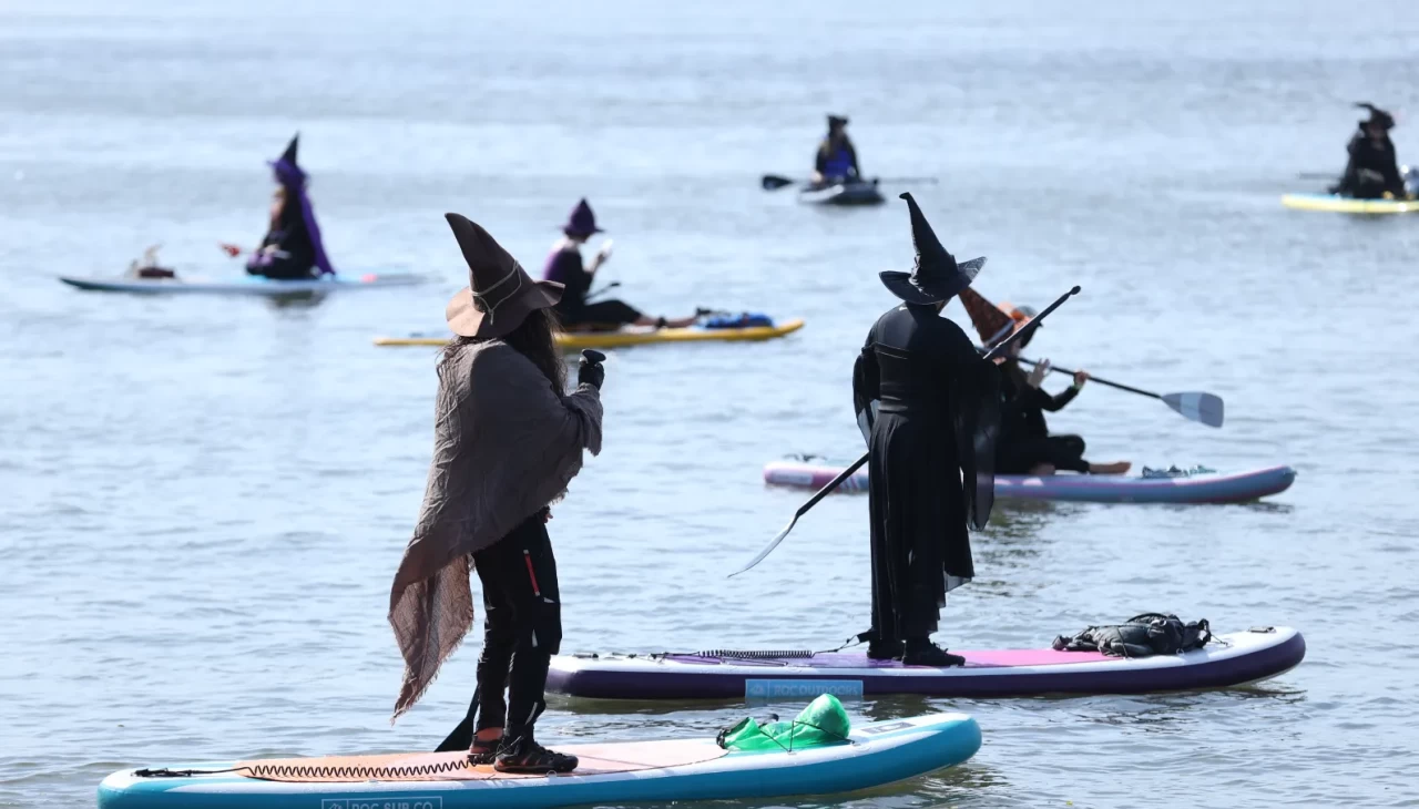 New York’ta cadılar nehirde buluştu: Renkli kostümlerle kürek sörfü yaptılar