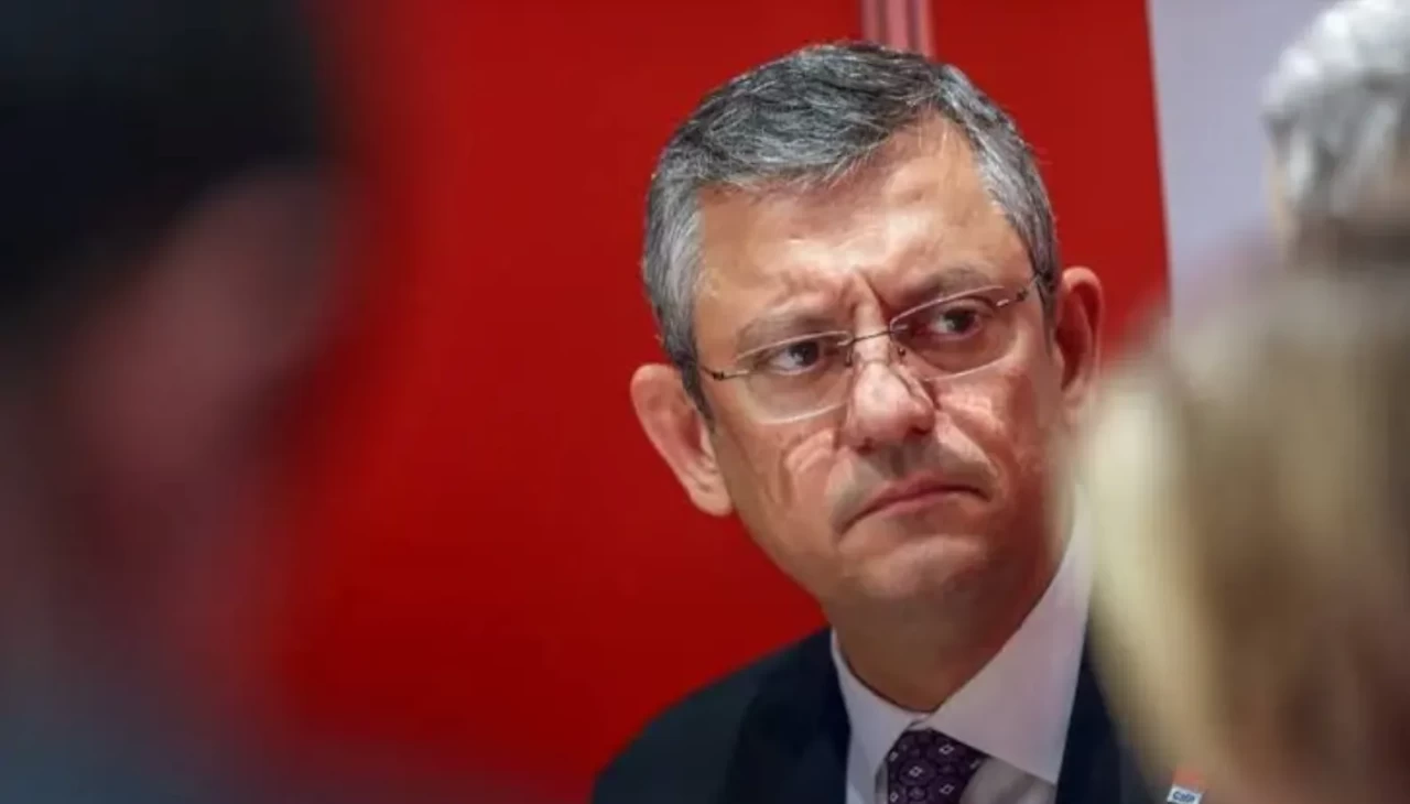 Özgür Özel yine Rumlarla ortak sevinç yaşadı! KKTC'yi Rumların kollarına bırakacak federasyonu savunan partiye 'kardeş' dedi!