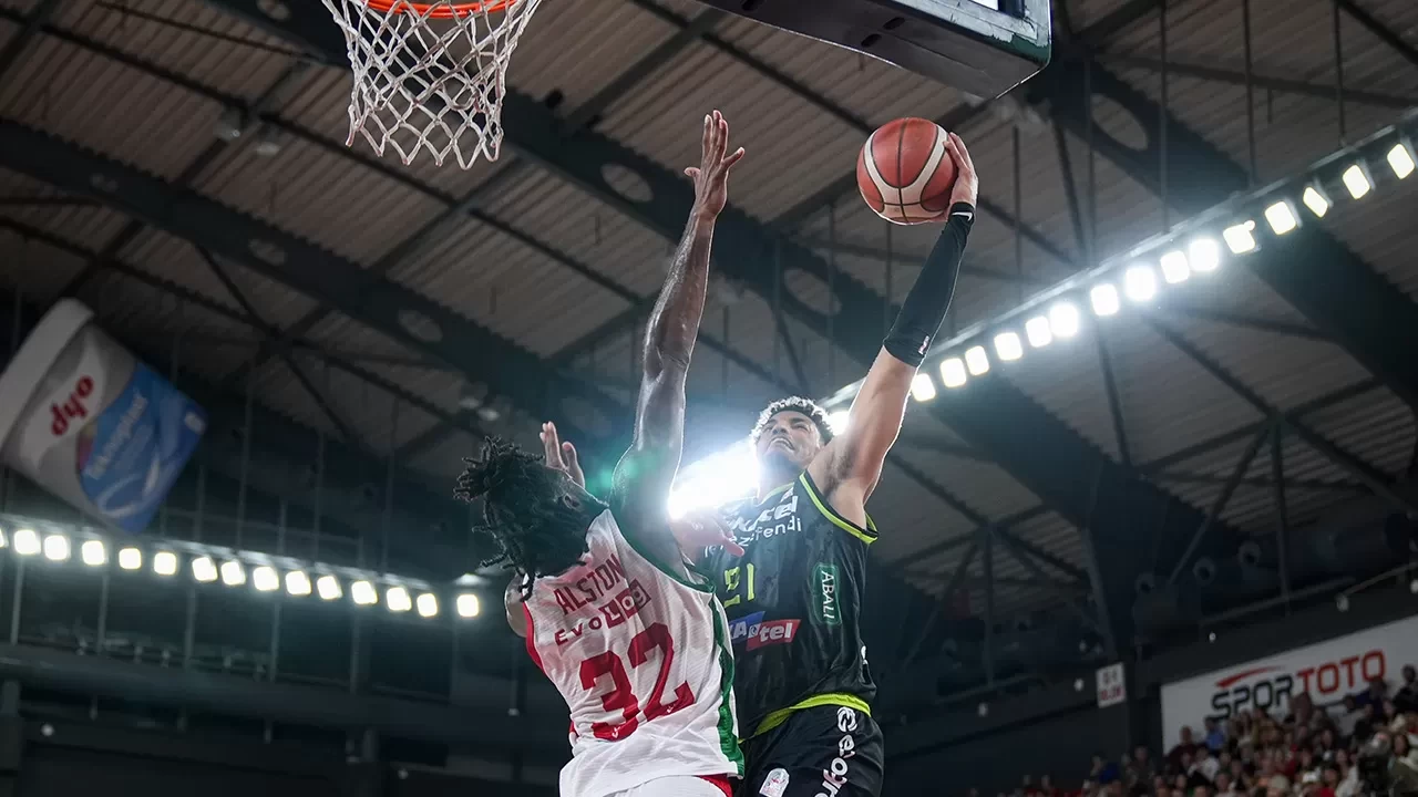 Karşıyaka evinde ilk galibiyetini aldı | Maç Sonucu Karşıyaka 76-69 Merkezefendi