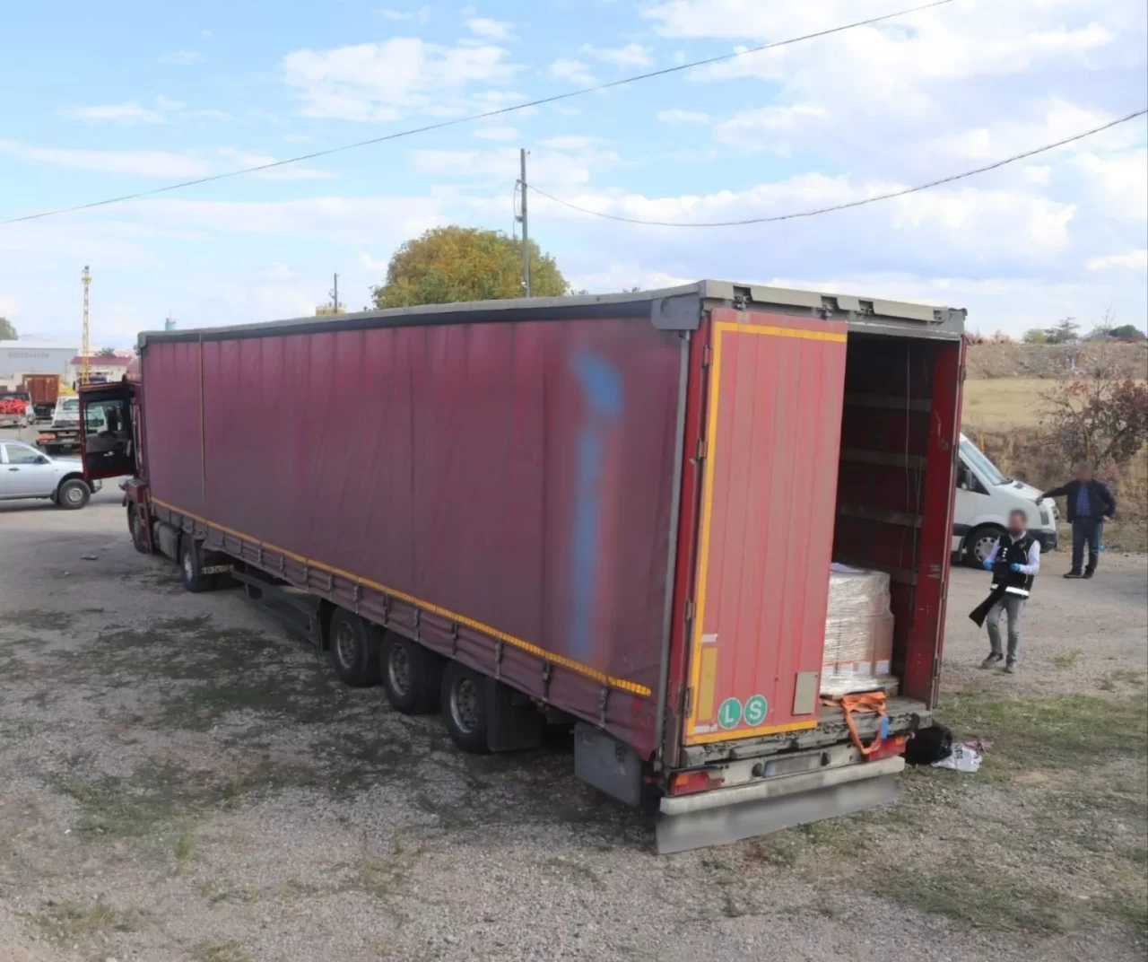 Sivas’ta tırda gizlenen 8 yabancı uyruklu yakalandı, 1 göçmen kaçakçısı tutuklandı
