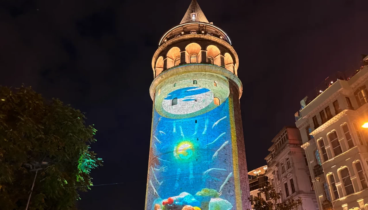 Galata Kulesi çevre için ışıldadı: Sıfır atık mesajı gökyüzüne yansıtıldı