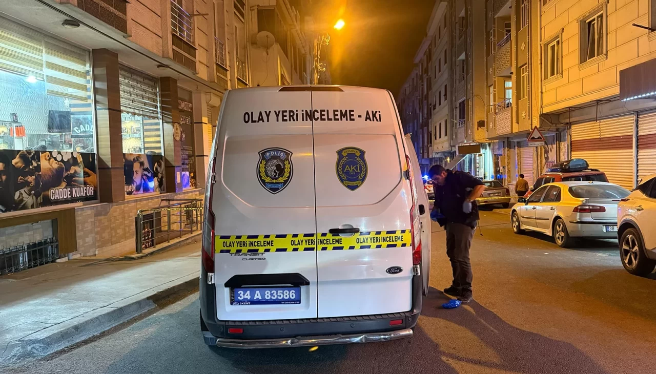 Esenyurt’ta kahvehaneye silahlı saldırı: Kurşunlar araçlara isabet etti