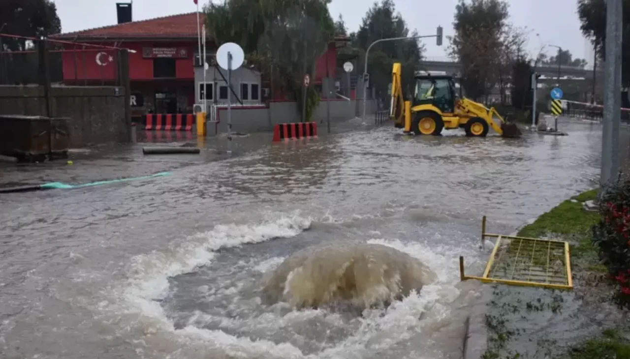 İzmir’i sel vurdu: 1 vatandaş kayıp!