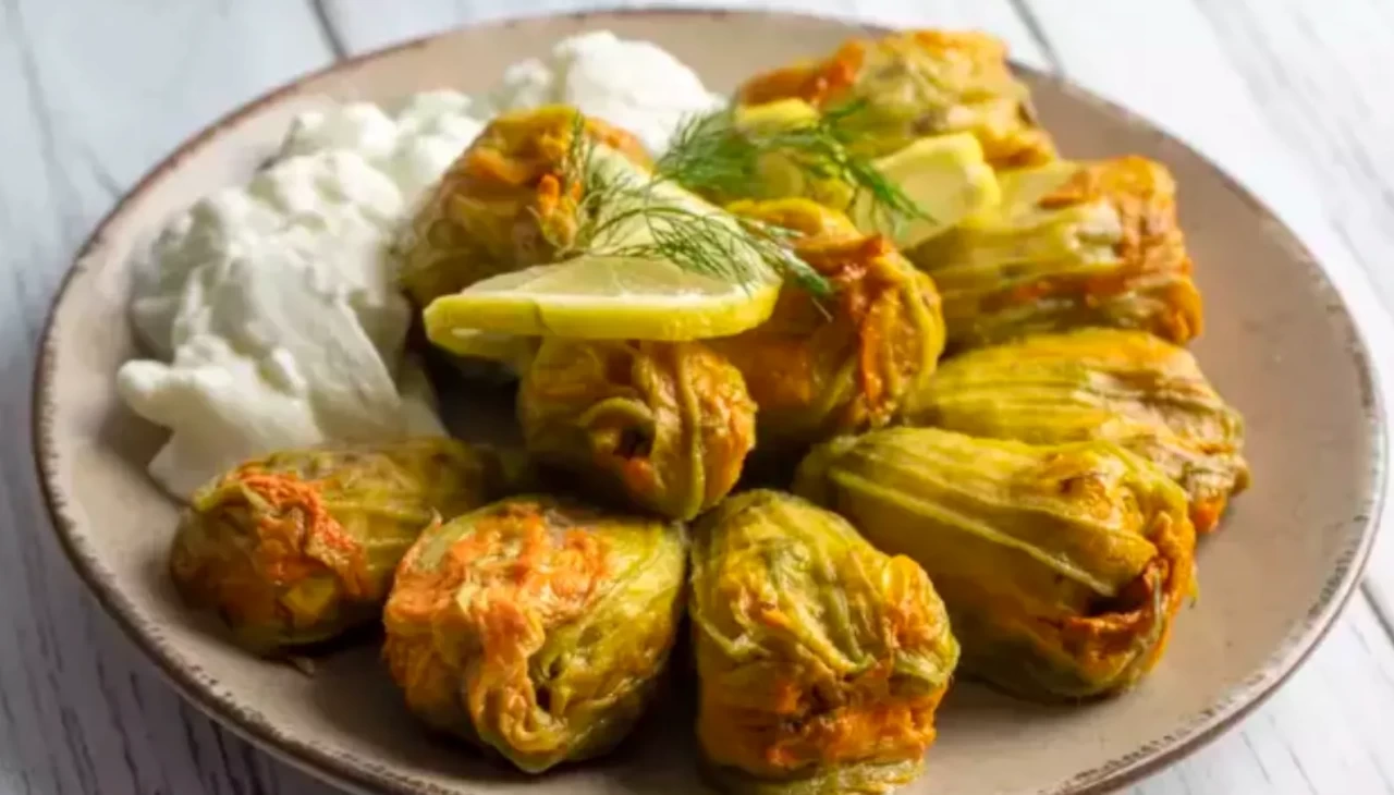 Sabah toplanmazsa olmaz! Herkesin konuştuğu kabak çiçeği dolması tarifi