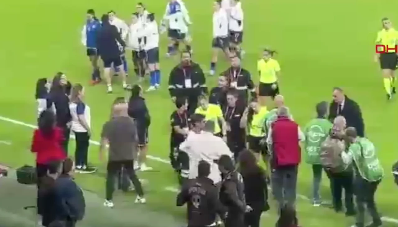 Kadın Milli Takım maçında korkutan anlar: Polonyalı hakem seremoni sırasında bayıldı