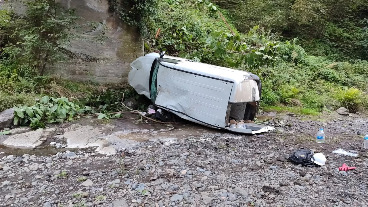 Samsun'da hafif ticari araç köprüden düştü: 2 yaralı