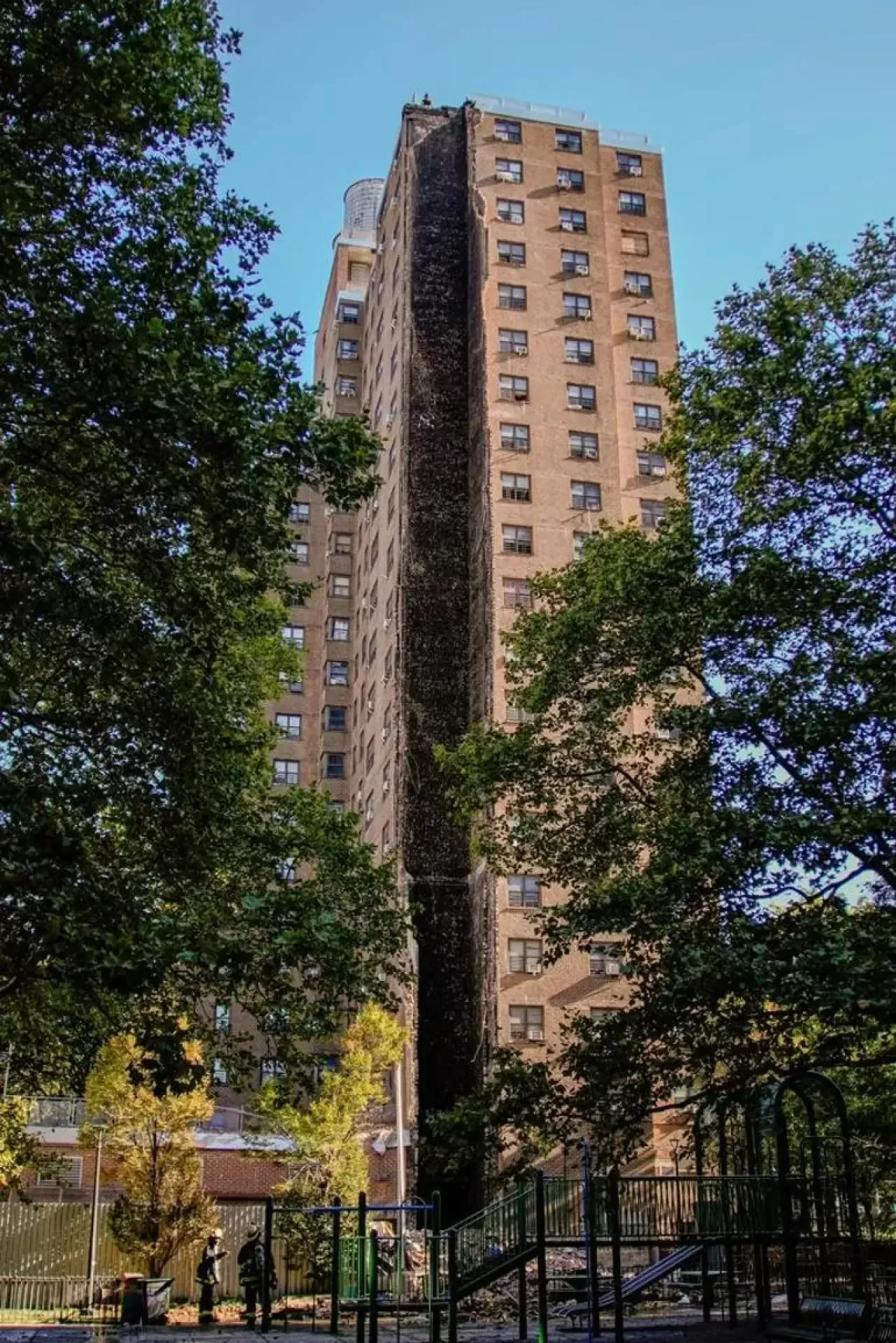 New York'ta 20 katlı binada kısmi çökme! İşte o anlar