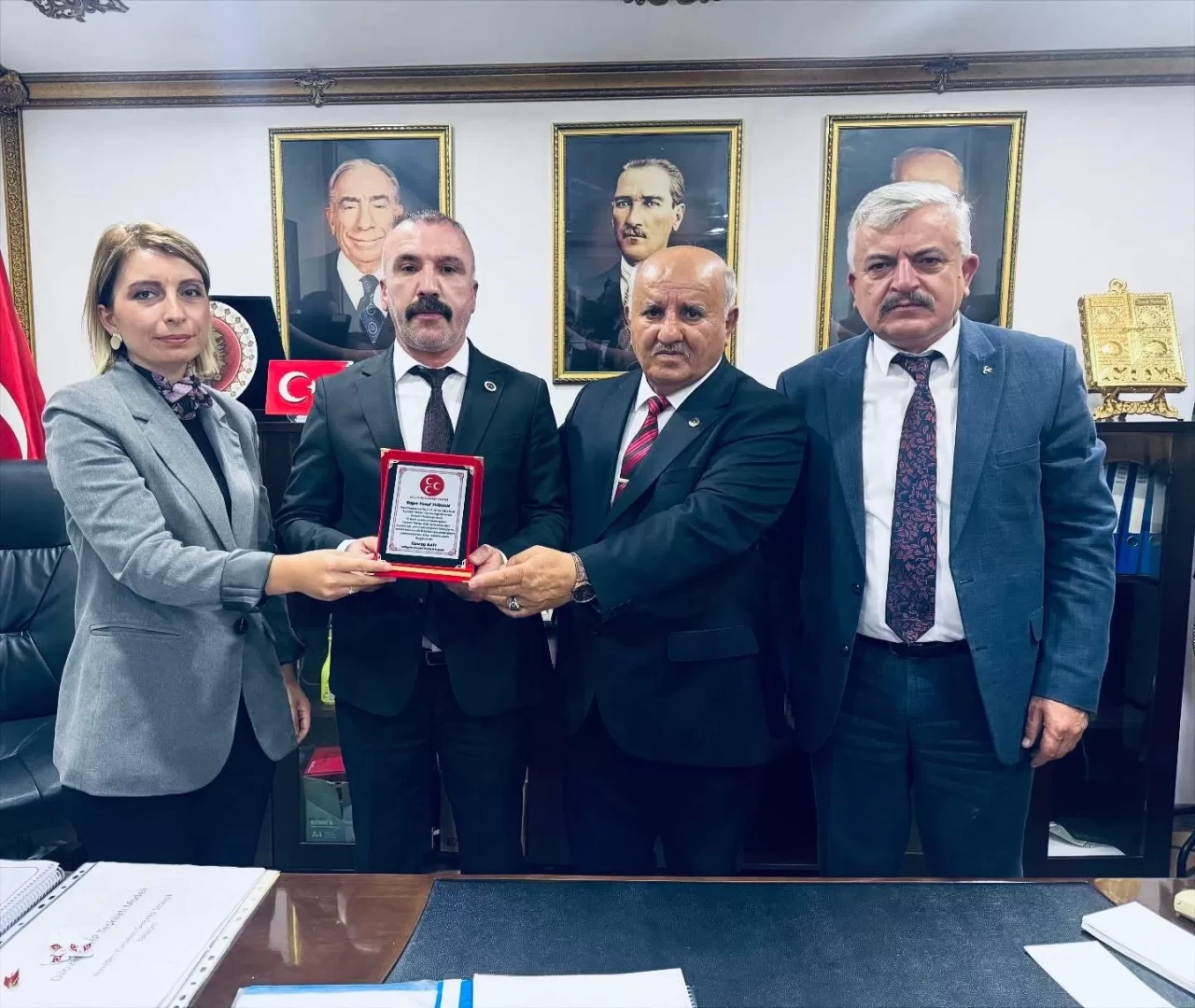 MHP Dilovası İlçe Başkanı Yusuf Turhan’a “Terörsüz Türkiye” çalışmalarından dolayı plaket
