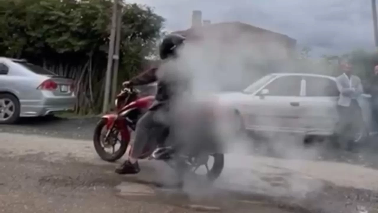 Motosikletiyle teker yaktı! Sürücüye 6 bin 498 lira ceza kesildi