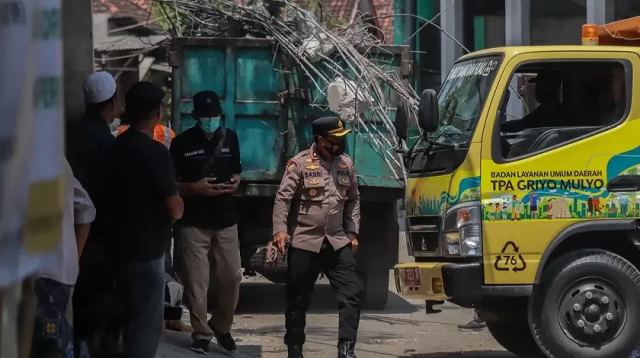 Endonezya'da okul binası çöktü: Ölenlerin sayısı 8'e yükseldi
