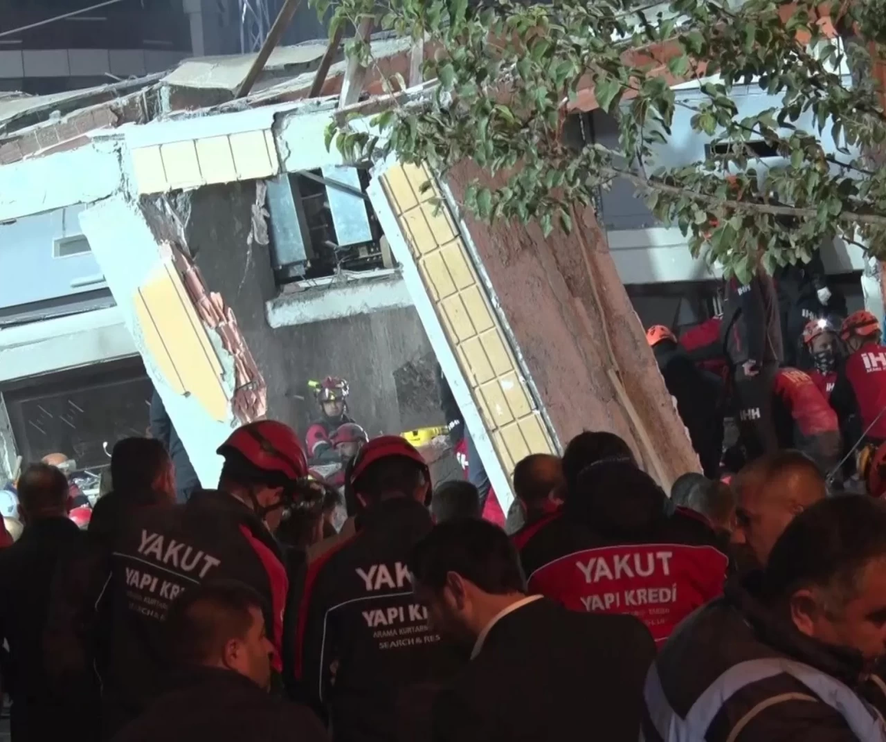 Gebze’de arama kurtarma çalışmalarında 16 saat geride kaldı: 2 çocuk hayatını kaybetti, anne ve baba enkaz altında