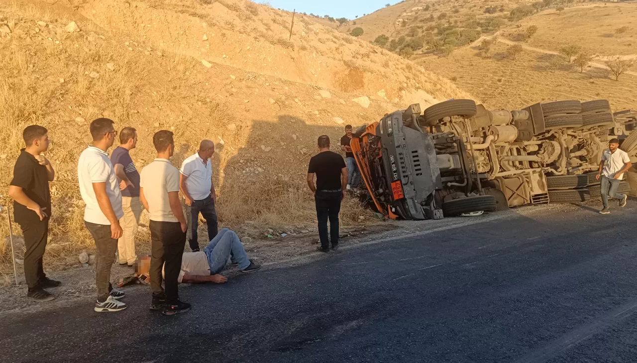 Siirt'te virajı alamayan tır devrildi: 1 yaralı