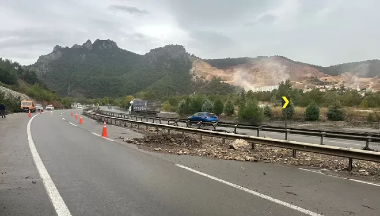 Foça'da selin ardından temizlik çalışmaları başladı
