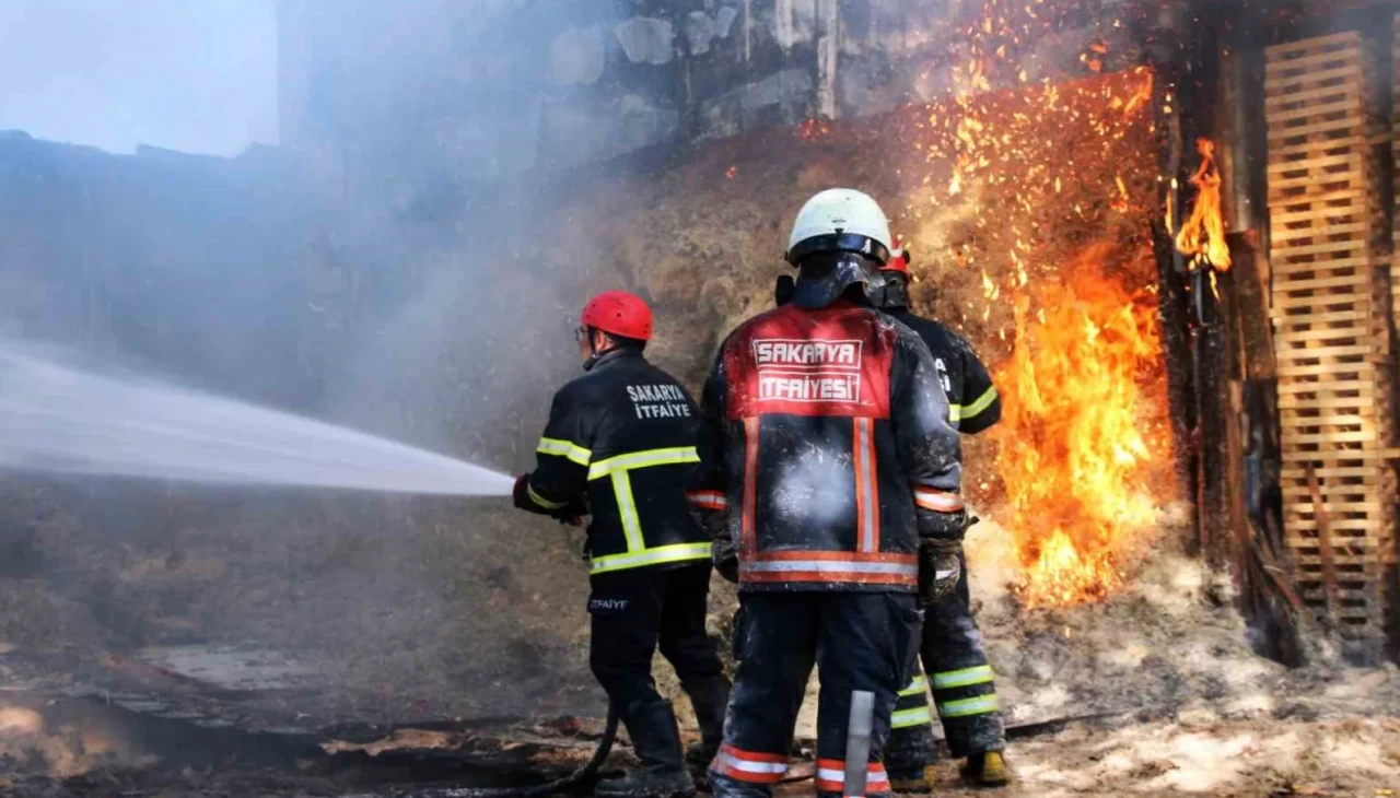 Sakarya’da ahşap atölyesinde yangın: Alevler kısa sürede kontrol altına alındı