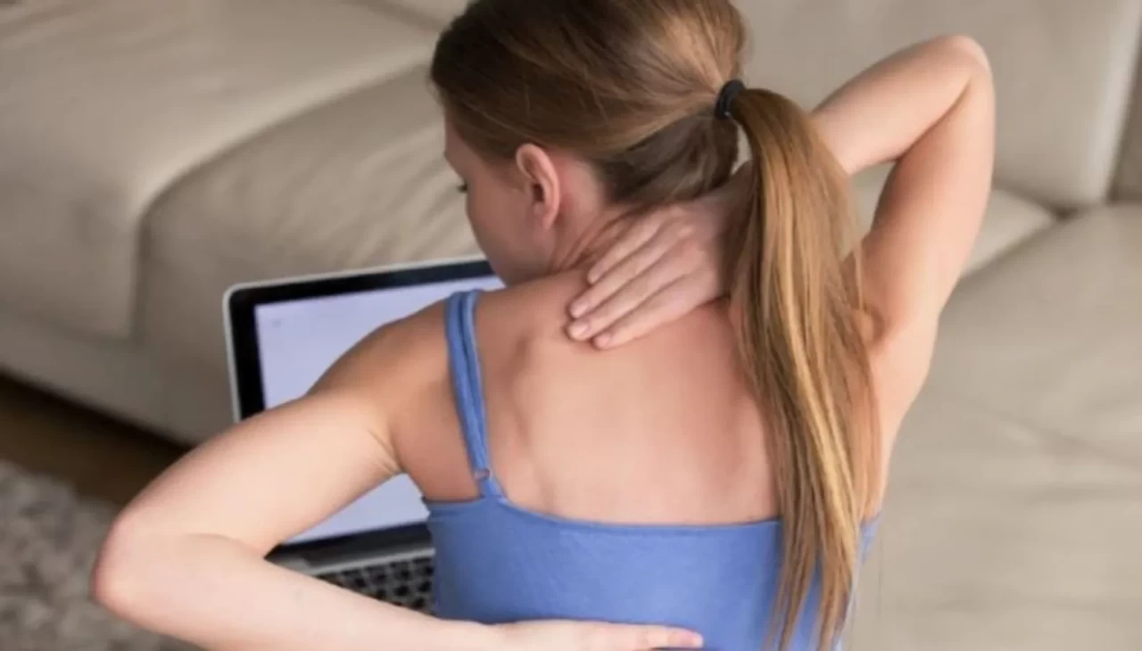 Aynaya bakınca fark ettiniz mi? Kamburluğu bitiren 3 şaşırtıcı hareket