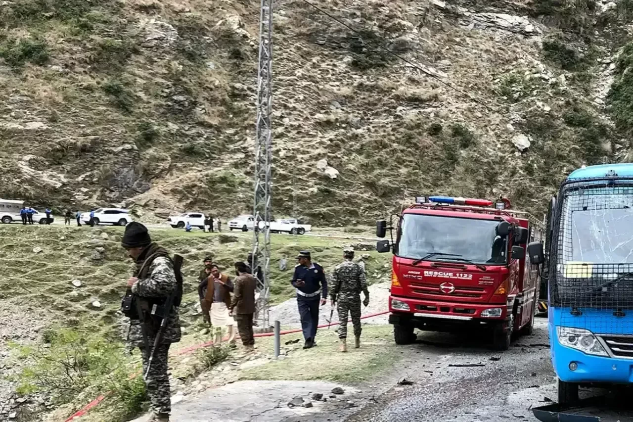 Pakistan'da feci kaza! Kamyon uçuruma yuvarlandı: 15 ölü, 8 yaralı