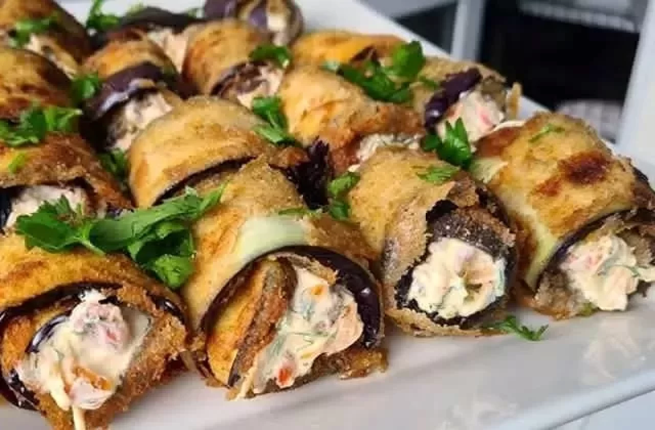 Sonbaharın lezzet bombası: Altın gibi çıtır patlıcan sarması tarifi!