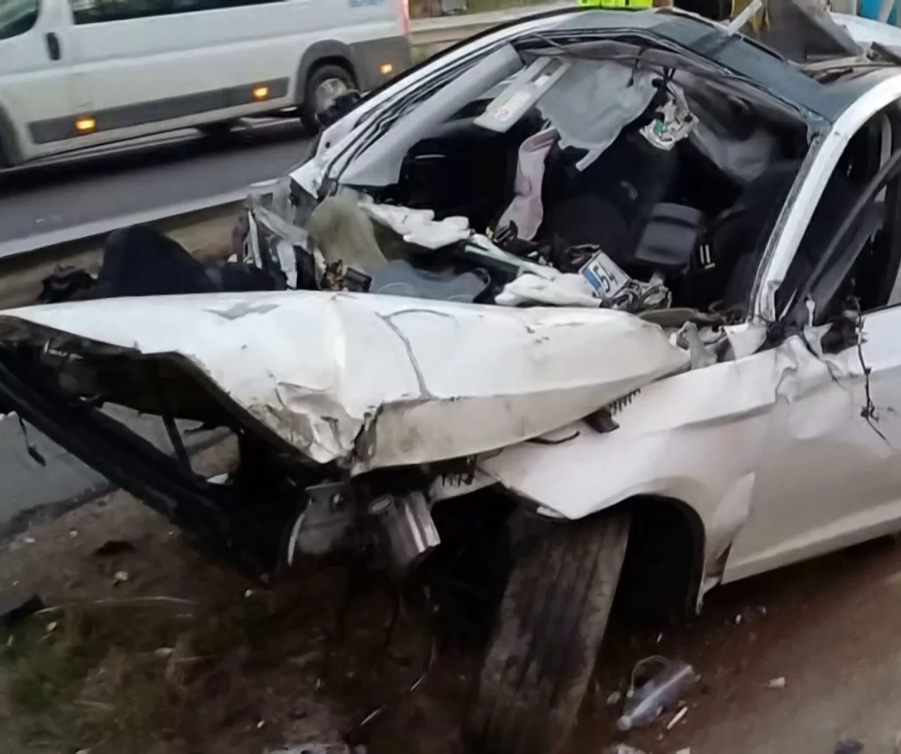 Köpeğe çarpmamak için manevra yaptı: Otomobil parçalandı, sürücü altında kaldı