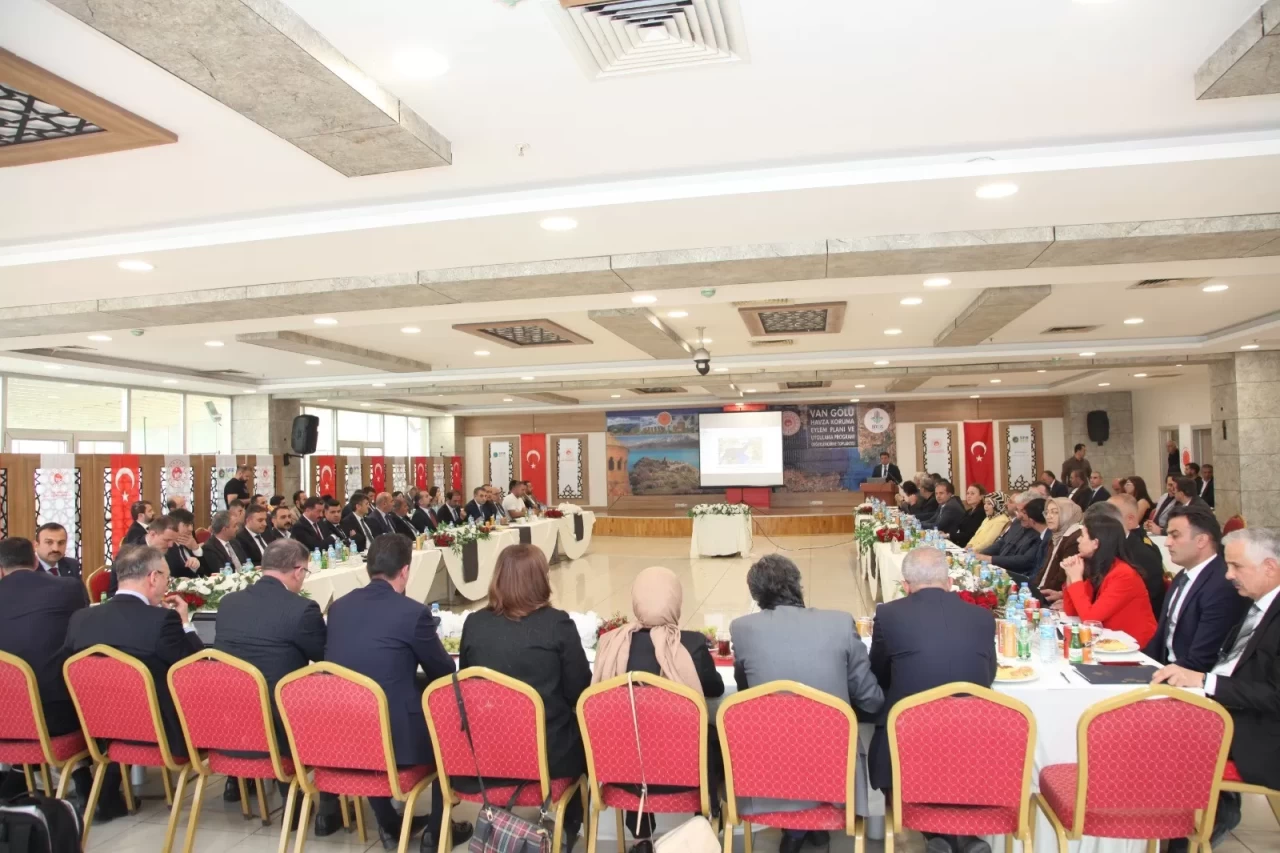 Van Gölü'nden yaklaşık 2 milyon metreküp bir dip çamuru çıkarıldı