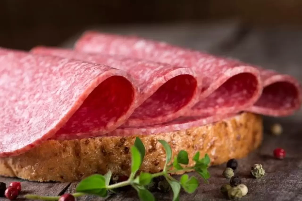 Salam Kaç Kalori? Hindi, Piliç ve Macar Salam Besin Değerleri ve Tüketim Önerileri