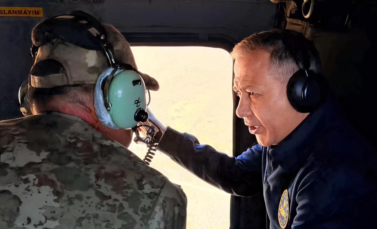 Bakan Yerlikaya, Hakkari'de helikopterle incelemelerde bulundu