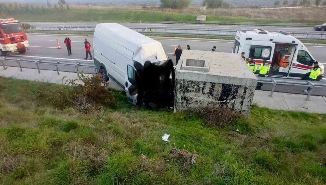 Minibüs beton bloğa çarptı: 2 ölü, 1 yaralı