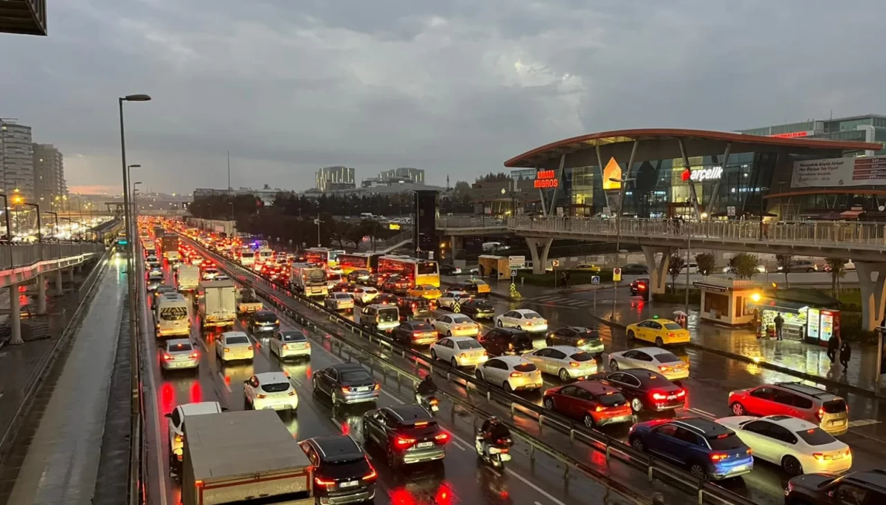 İstanbul’da yağışla birlikte trafik yoğunluğu yüzde 81’e ulaştı